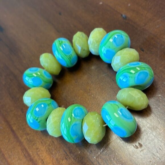 Beaded bracelet turquoise and green stretchy band - Picture 3 of 5